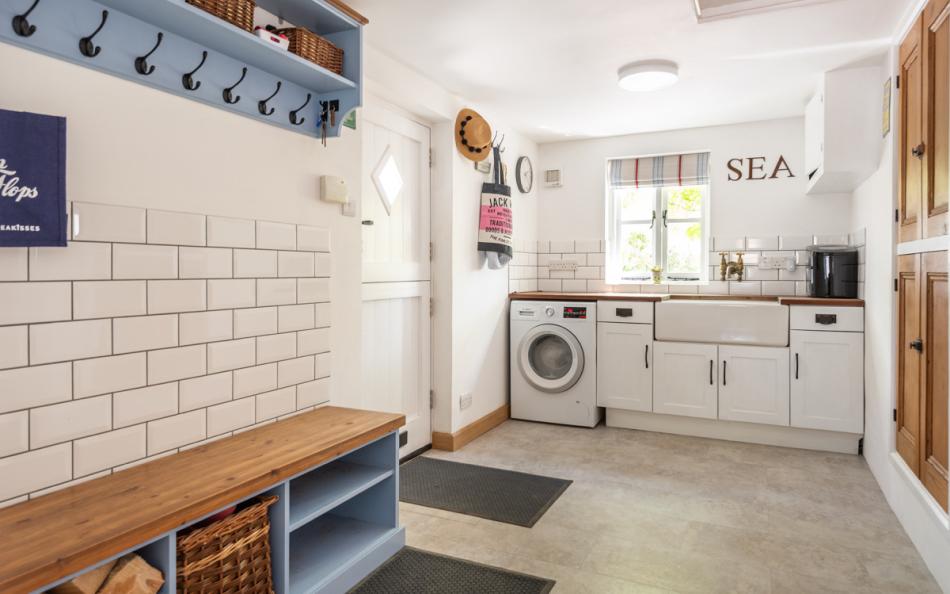 Utility room with shower room and washing machine