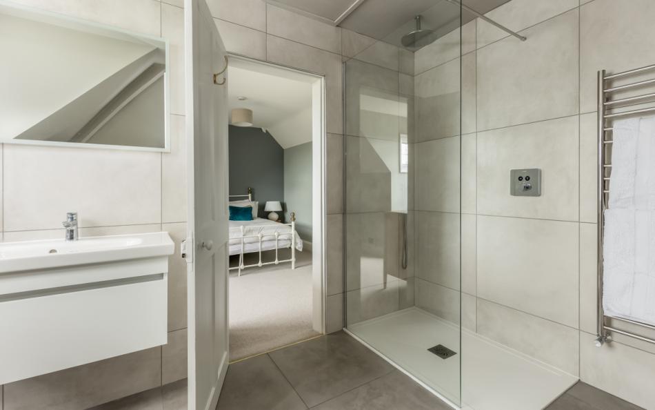 en-suite bathroom at White Lady