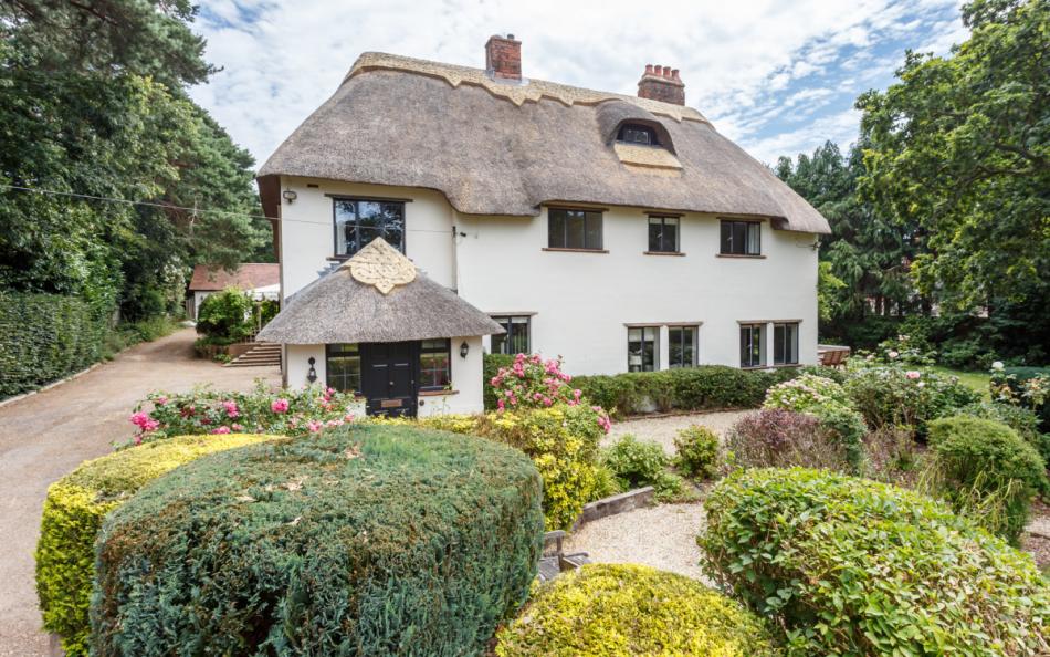 Thatchby Oak sleeps 12 in Brockenhurst
