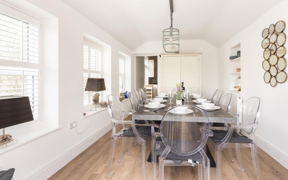 Dining room with access to the kitchen at Stanhope House