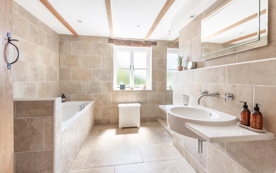 Family bathroom at Pleydon Meadow