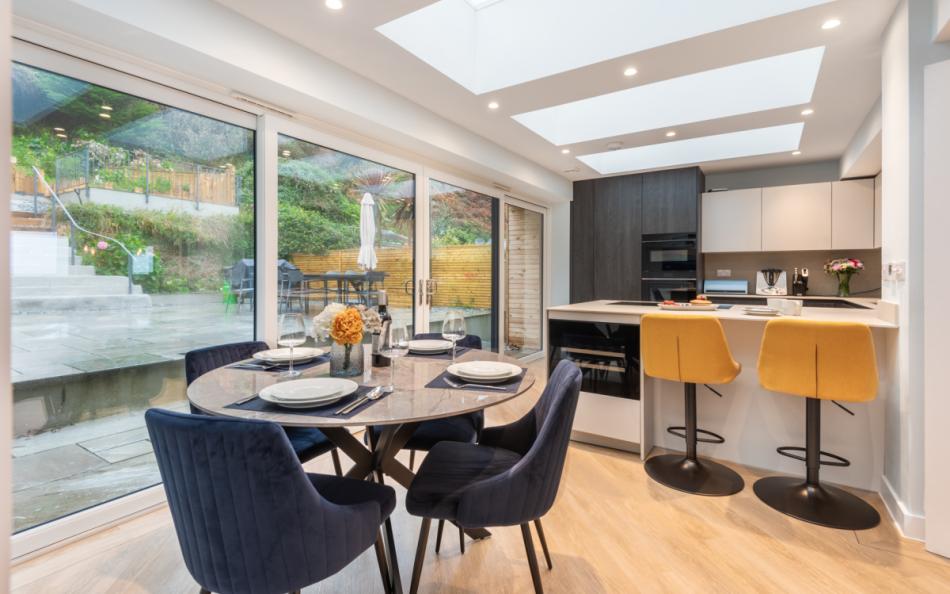 The well equipped kitchen with breakfast bar at Agincourt