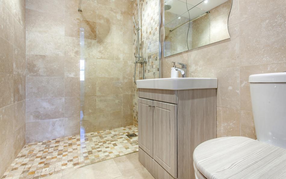 The ground floor wet room ideal on the way home from the beach at Locks Farm 