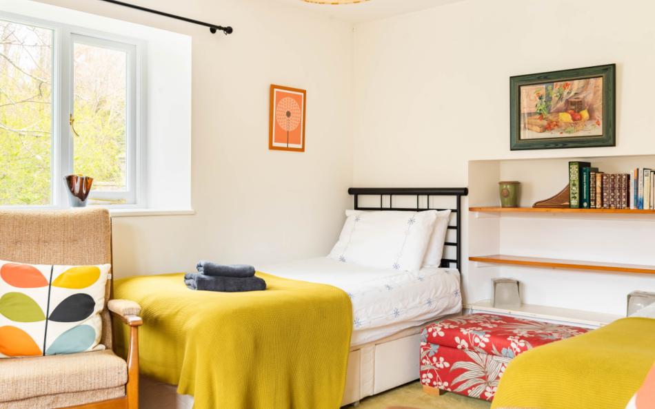 Twin beds at Apple Barn 