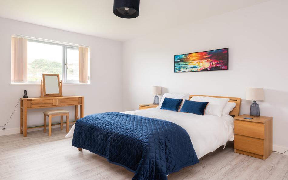 The ground floor master bedroom with en suite at Wavelet 