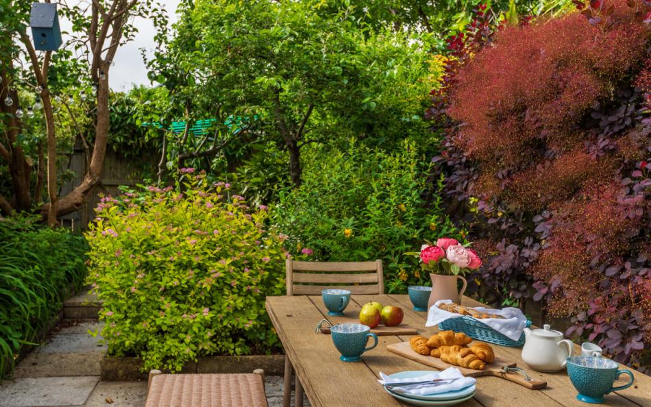 Oudoor dining in beautiful gardens at Jordan House 