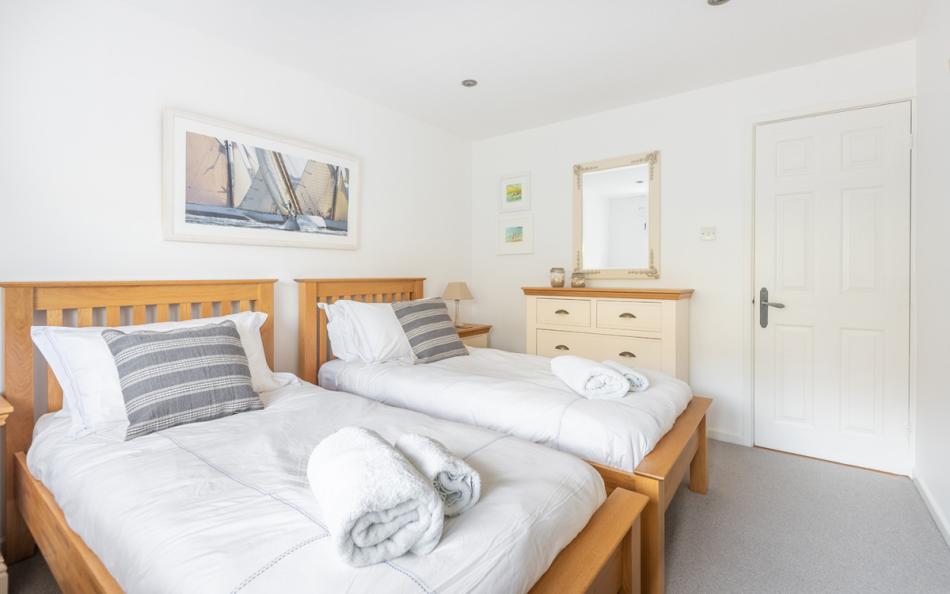 bedroom 3 twin beds at 1 Kings Cottages
