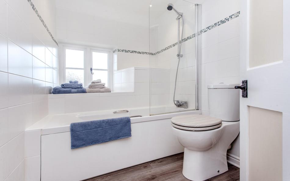 Master bedroom en-suite at Locks Farm 