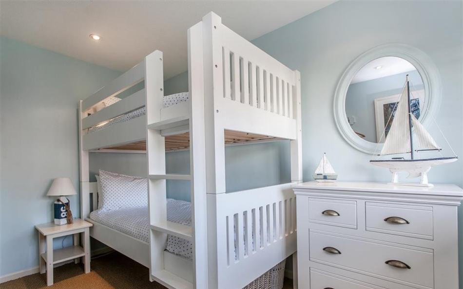Bedroom 4 wih bunk beds at 1 Kings Cottages
