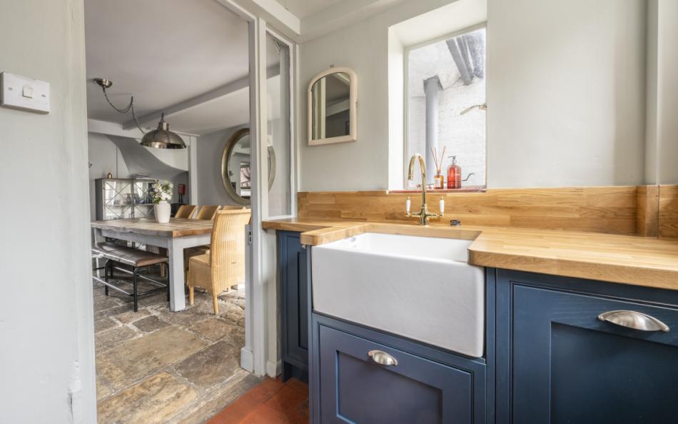 kitchen to dining room at Saddlers Cottage