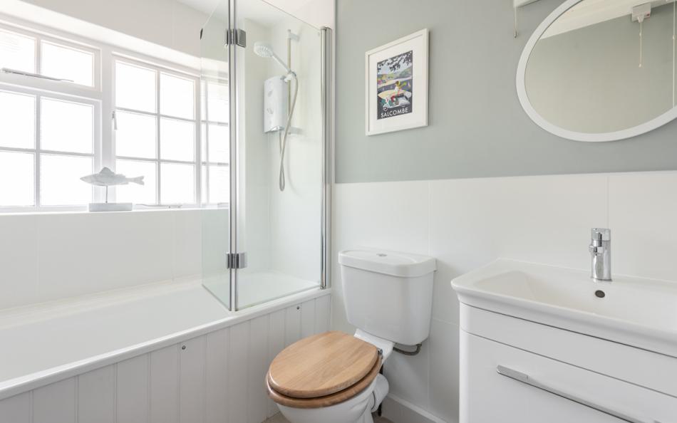The family bathroom at 1 Kings Cottages