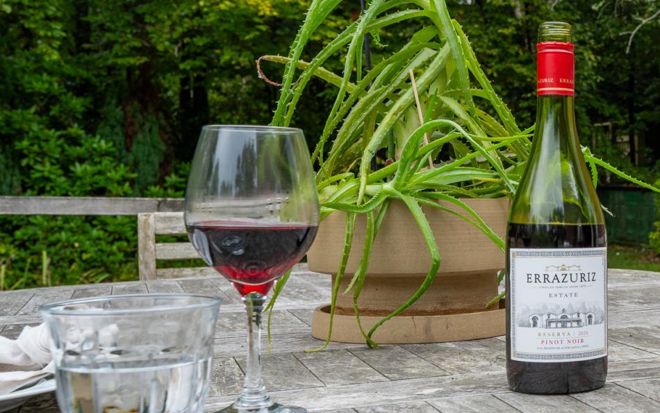 Outdoor dining at Dell Cottage