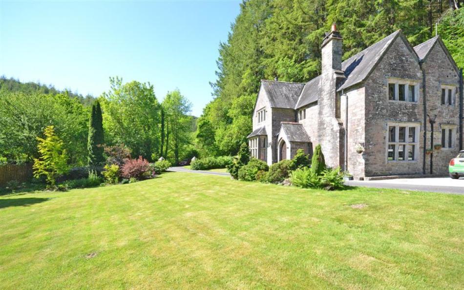 Treverbyn Vean Lodge & Stable sleeps 12 with 6 bedrooms