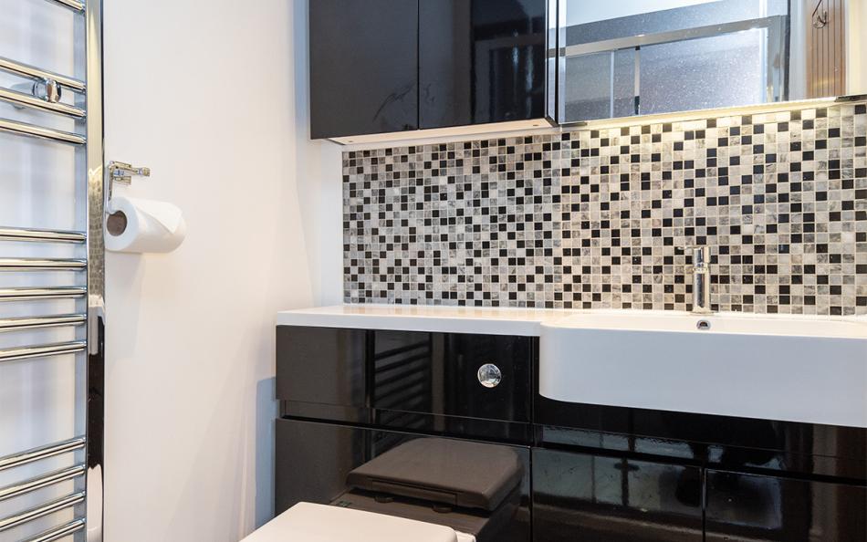 Master ensuite at Ammonite