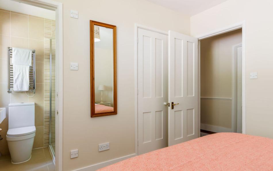 double bedroom to en-suite bathroom at Old Farm Cottage