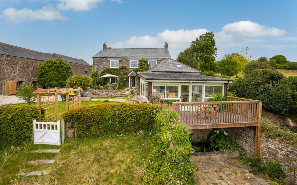 Dunstone Farmhouse sleeps 10 in devon with swimming pool