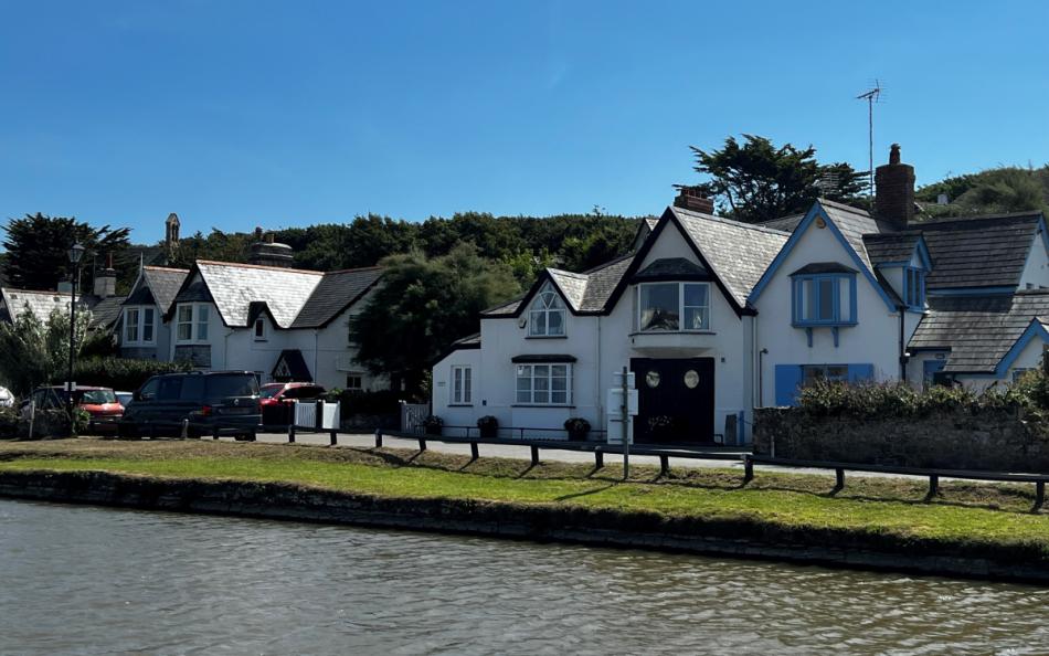 Breakwater Cottage in Bude sleeps 10 people