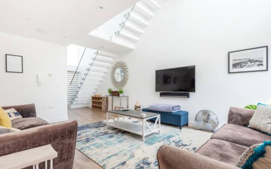 Light and airy room at La Mer