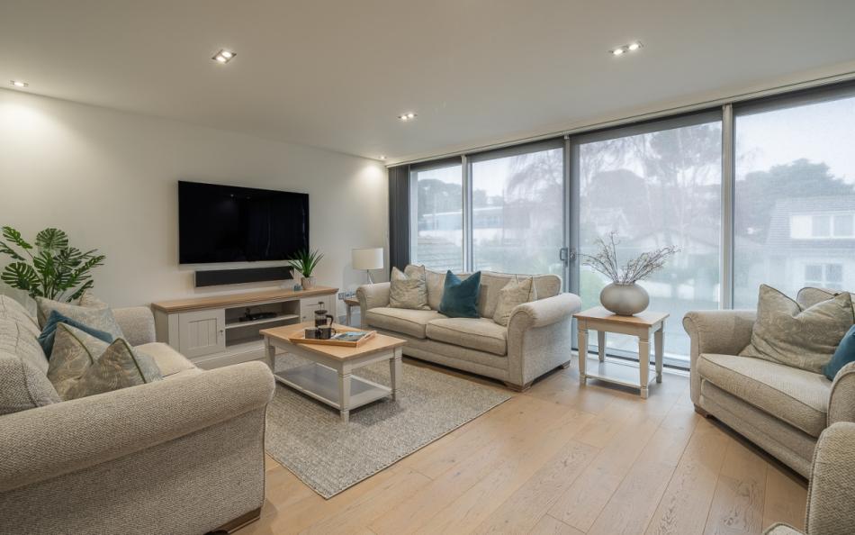 Large sitting room with TV at Leeward