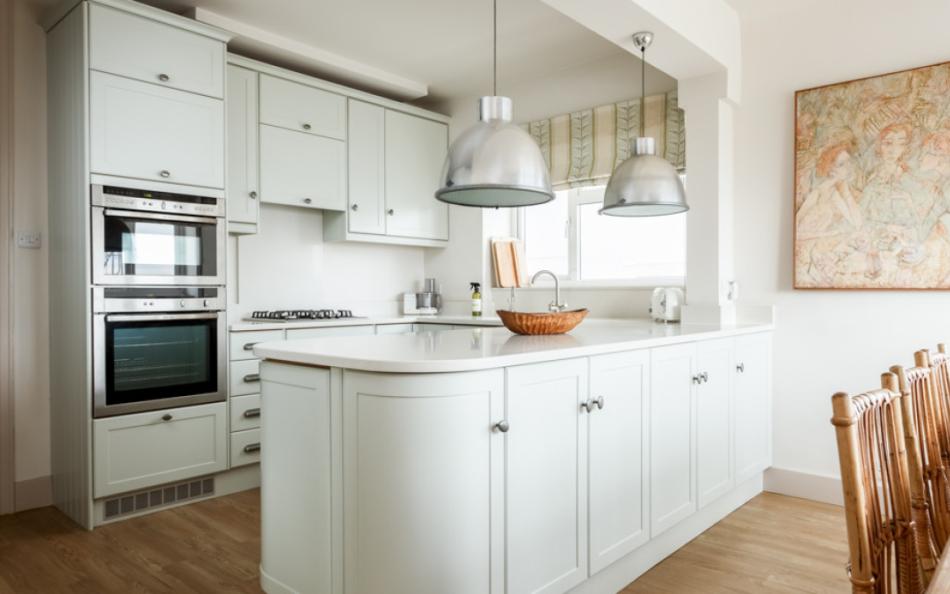 kitchen with breakfast bar at Utopia No.1