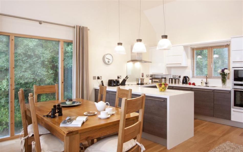 The kitchen and dining area at Talland 22