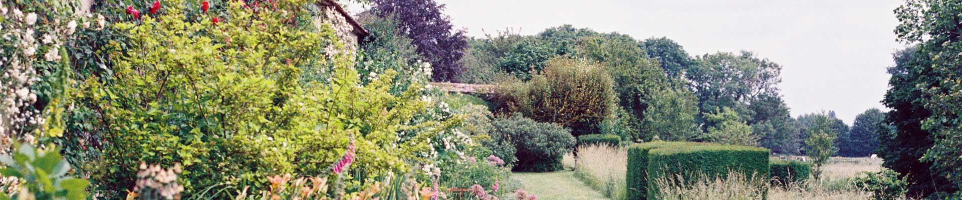 Large holiday cottages available in  Aylesbury, Buckinghamshire with spacious living accommodation and large gardens