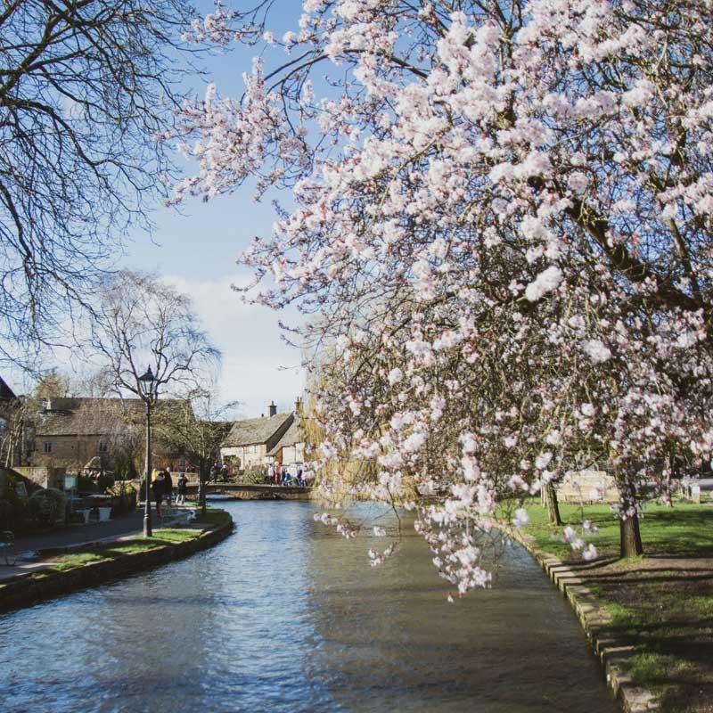 Find Large Cottages in Bourton On The Water that Sleeps 8 or More