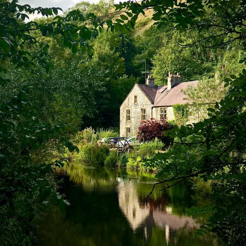 Find Large Cottages in Buxton that Sleeps 8 or More