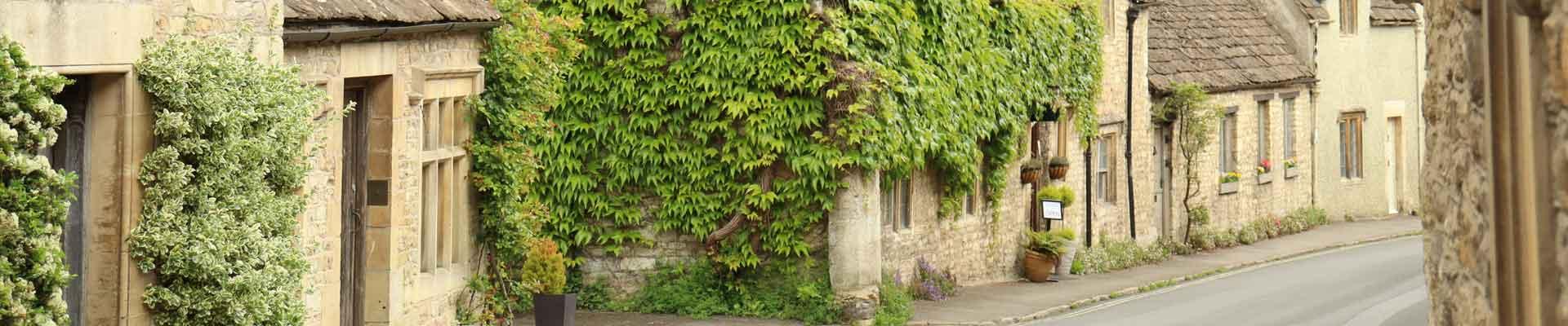 Large holiday cottages available in Cirencester, Gloucestershire suitable for families and group bookings who enjoy visiting old streets and nearby countryside to explore