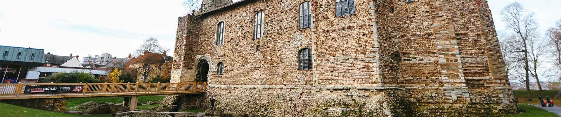 Large holiday cottages available in Colchester, Essex suitable for families and group bookings who enjoy strolls around medieval buildings and visiting Roman ruins