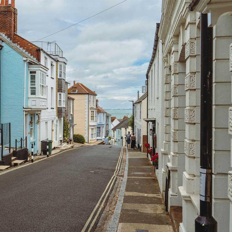 Find Large Cottages in Cowes that Sleeps 8 or More