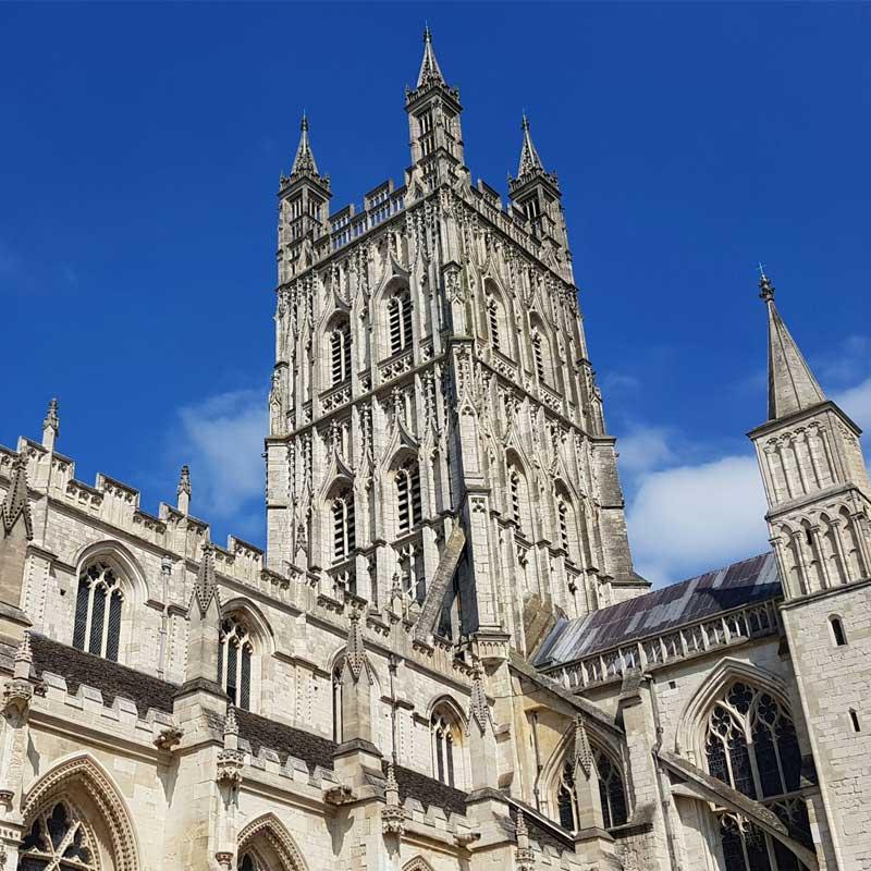 Find Large Cottages in Gloucester that Sleeps 8 or More