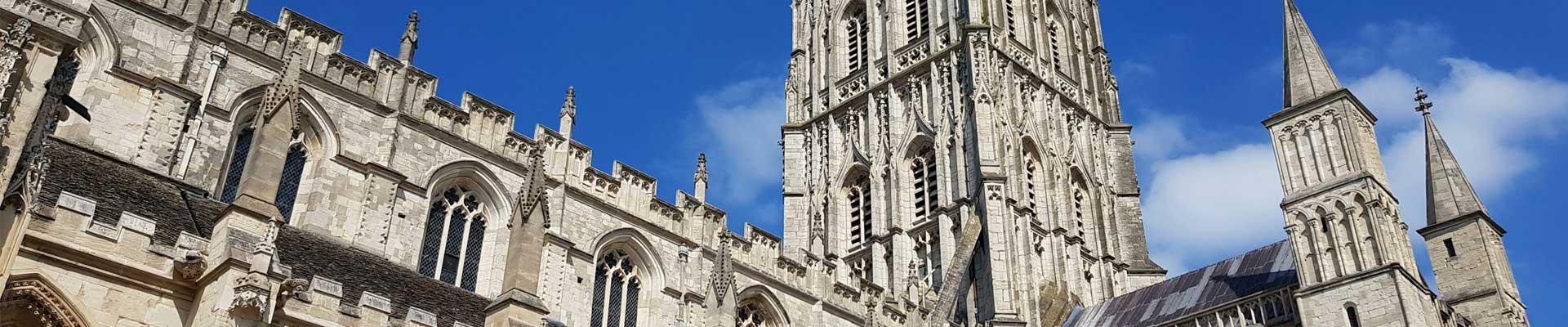 Large holiday cottages available in Gloucester, Gloucestershire suitable for families and group bookings who enjoy towns with ancient streets and cathedrals