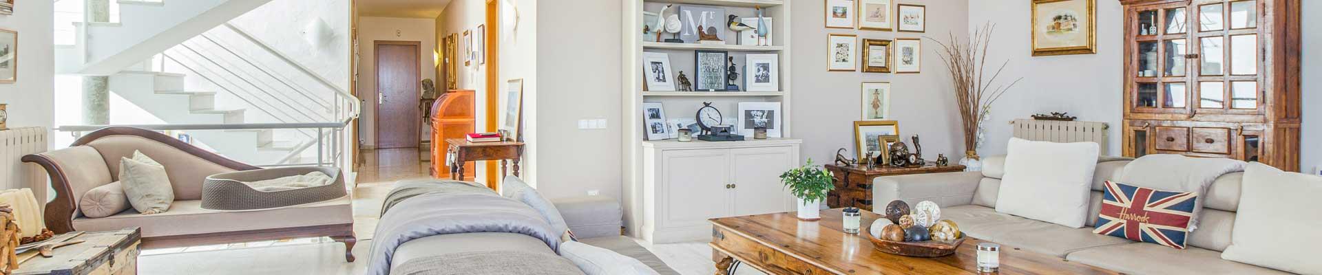 Large holiday cottages available in Hartington, Derbyshire suitable for families and group bookings who enjoy explore riverside walks and cycle rides. Before heading back to accomodation with large spacious living areas