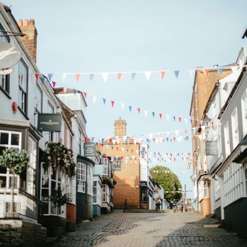 Find Large Cottages in Lymington that Sleeps 8 or More