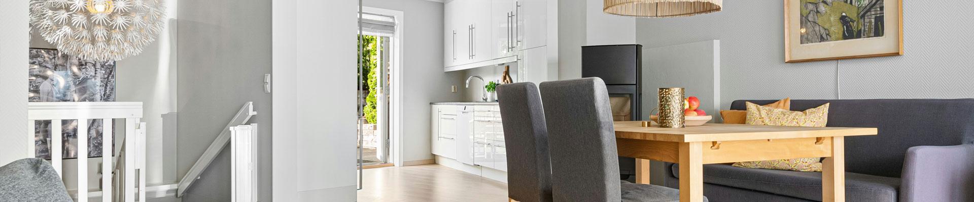 Large holiday cottages available in Lyndhurst, Hampshire suitable for families and group bookings who enjoy a lively village whilst staying in spacious and relaxing accomodation