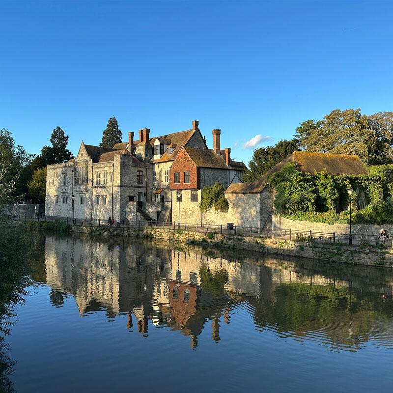 Find Large Cottages in Maidstone that Sleeps 8 or More