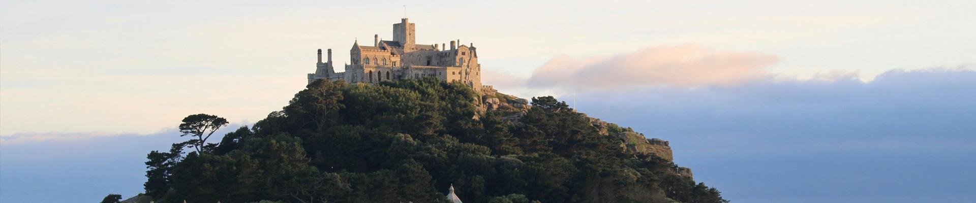 Large holiday cottages available near Looe in Cornwall close to beautiful beaches and coastal walks suitable for families and group bookings who enjoy days exploring nearby picturesque locations