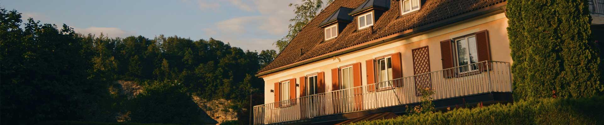Large holiday cottages available in Modbury, Devon suitable for families and group bookings who enjoy days out exploring the National Trust parks and adventure parks before returning to spacious and relaxing living accomodation in beautiful surroundings