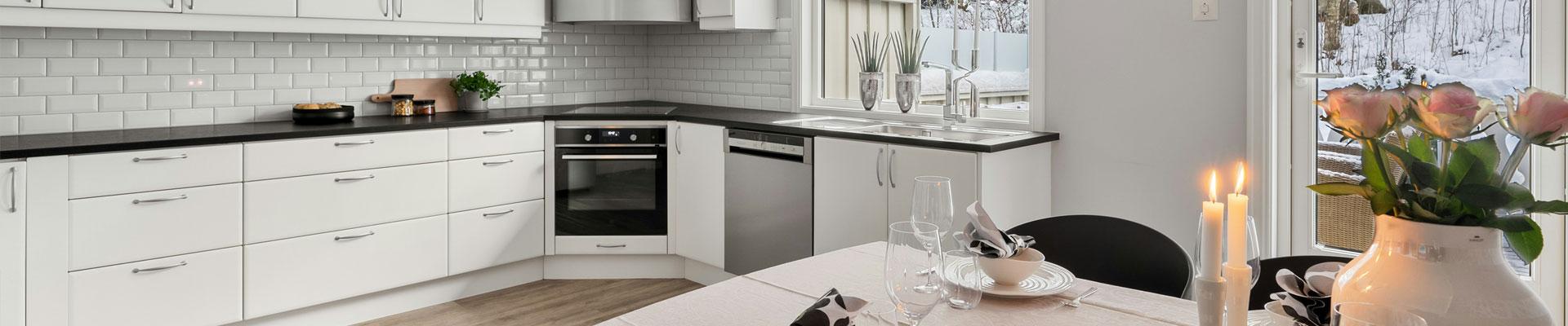 Large holiday cottages available in Ringwood, Hampshire suitable for families and group bookings who enjoy a lively town whilst staying in spacious and relaxing accomodation