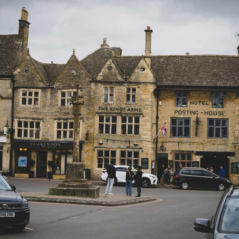 Find Large Cottages in Stow On The Wold that Sleeps 8 or More