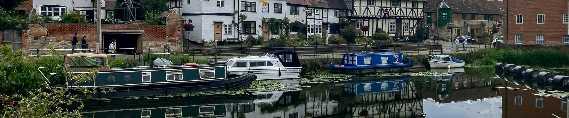 Large holiday cottages available in Tewkesbury, Gloucestershire suitable for families and group bookings who enjoy a historic medieval town in Gloucestershire near to countryside and riverside walks