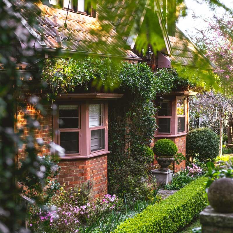 Find Large Cottages in Broadway that Sleeps 8 or More