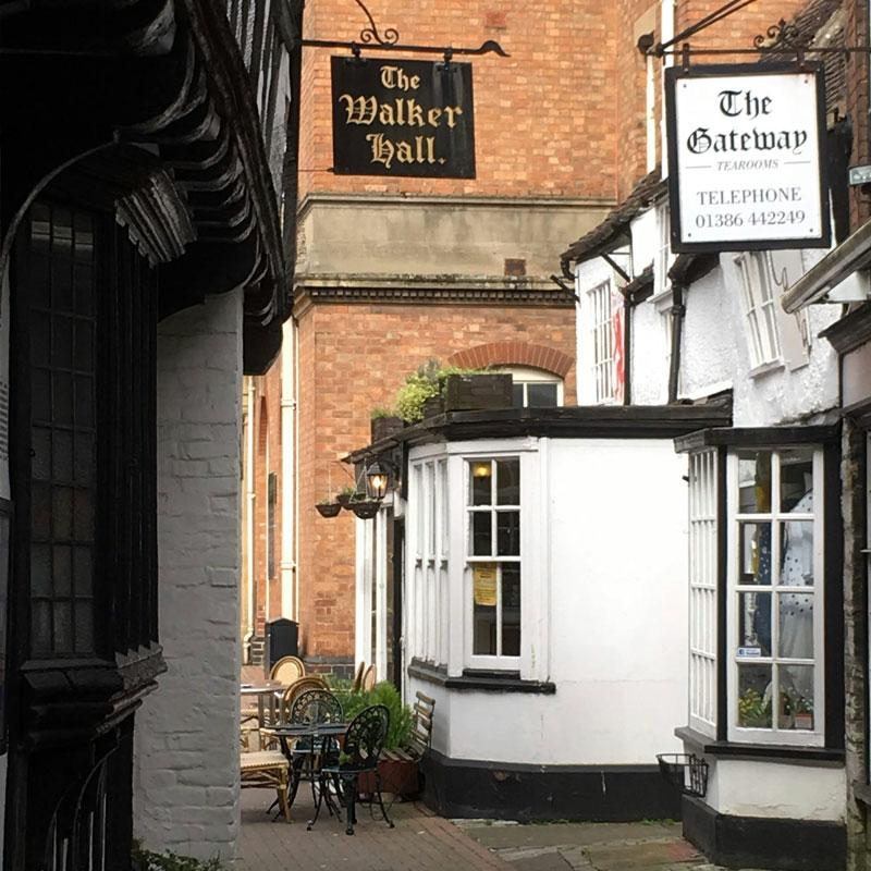 Find Large Cottages in Evesham that Sleeps 8 or More