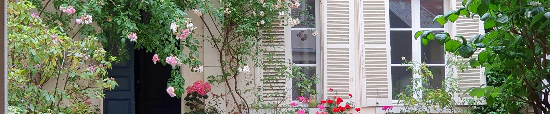 Large holiday cottages available in Froghall, a small village in Staffordshire with great accomodation including lovely gardens