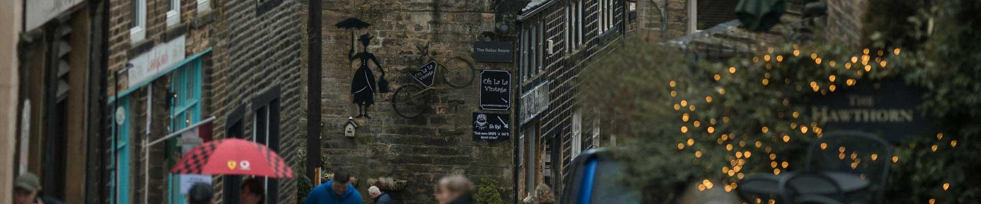Stay in large holiday cottages in Haworth, West Yorkshire. Which offer grande accomodation near to many independant shops and being close to the moors