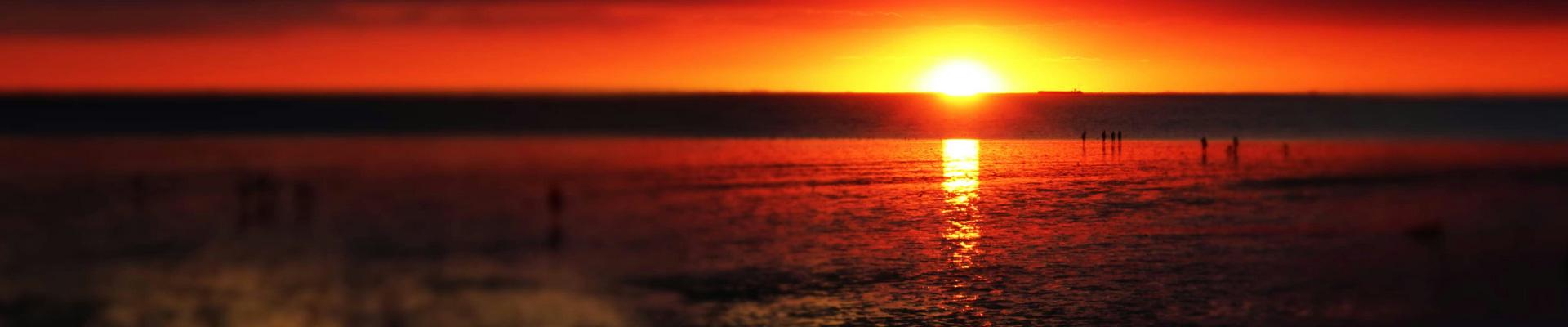 Large holiday cottages available in Heacham, Norfolk. Suitable for families and group bookings who enjoy sandy beach walks and glorious sunsets