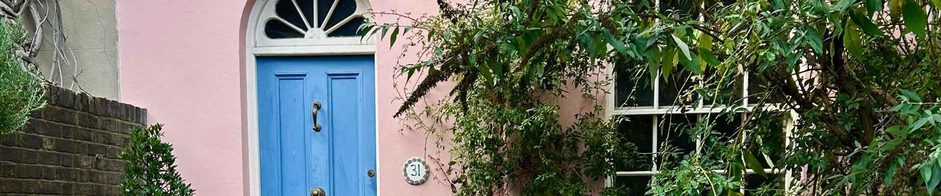 Stay in large holiday cottages in Meltham, West Yorkshire. Which offer grande accomodation with inviting doorways