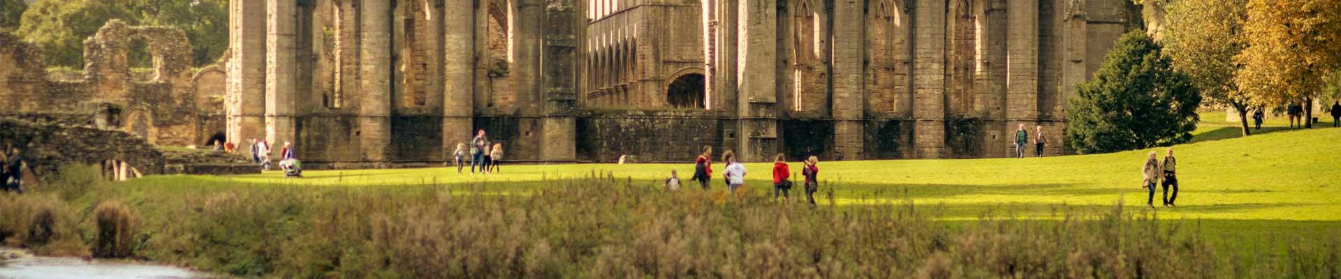 Large holiday cottages available in Ripon, North Yorkshire. The perfect location to visit old cathedrals, racecourses and Abbey's in North Yorkshire