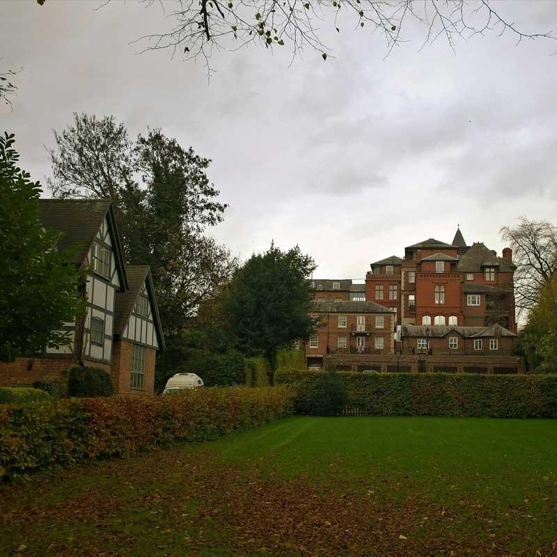Find Large Cottages in Shrewsbury that Sleeps 8 or More